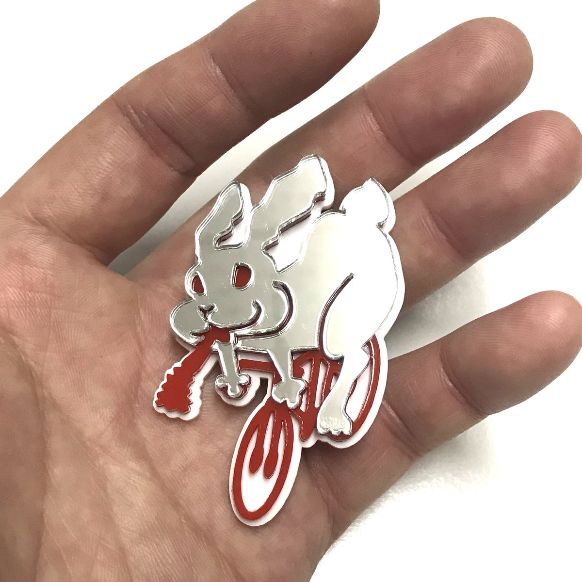 うさぎブローチon自転車 リフレクターブローチ | twietohaie