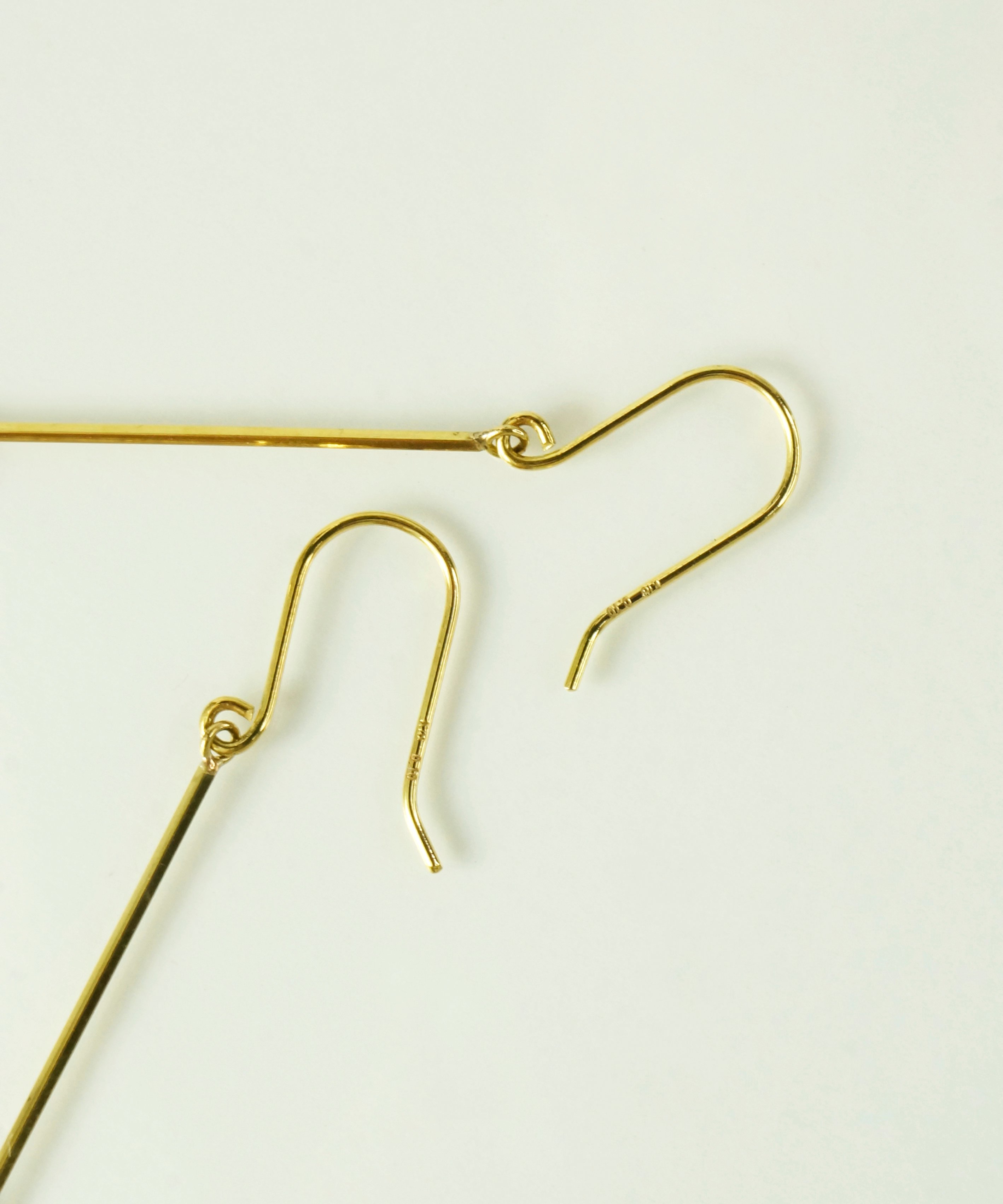 anq.】K18・0.2ct レーザーホールダイヤモンド フックピアス | KU-CROIS