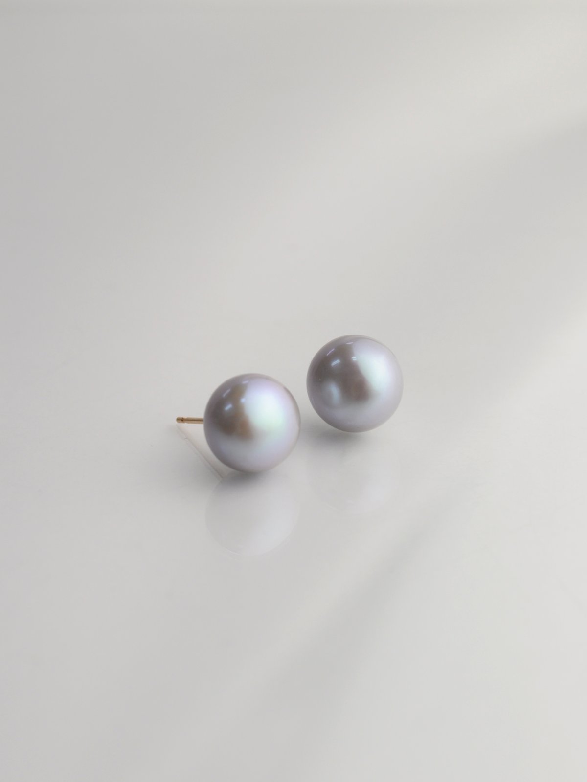 anq. K10 淡水パール スタッドピアス ボタンパール anq.】K10・淡水グレー ボタンパール スタッドピアス | KU-CROISSANT 公