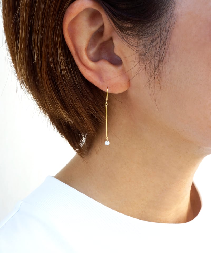 K18フックピアス　計２ｃｔ　鑑定書付き　天然ダイヤモンドピアス we-862-600.jpg