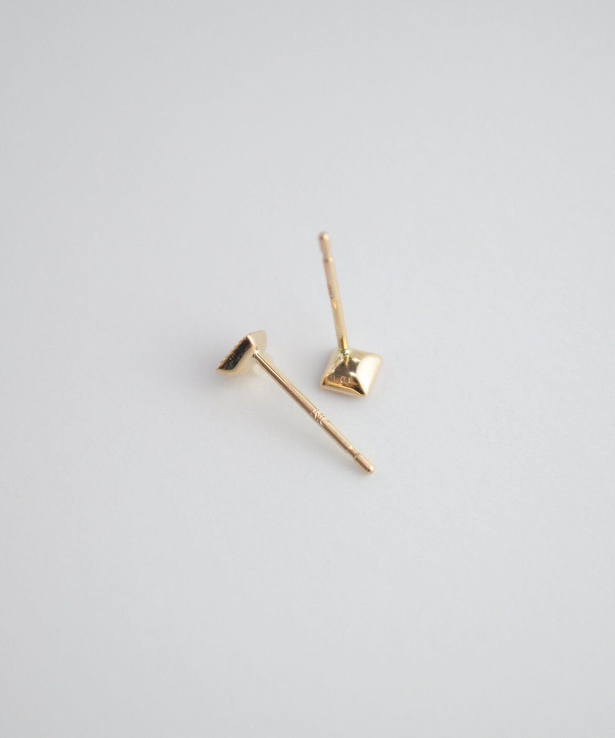 anq.】K10・彫り留めスタッドピアス | KU-CROISSANT 公式オンラインストア