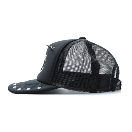 【BLXCK TOKYO】　キャップ "SPIKED TRUCKER HAT"