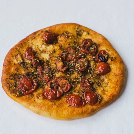 レバノンの薄焼きパン「マヌーシェ・トマト & ザータル」