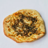 レバノンの薄焼きパン「マヌーシェ 白チーズ & ザータル」