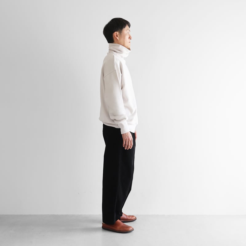 HUIS in house］SUVINスウェットタートルプルオーバー（ホワイトグレー