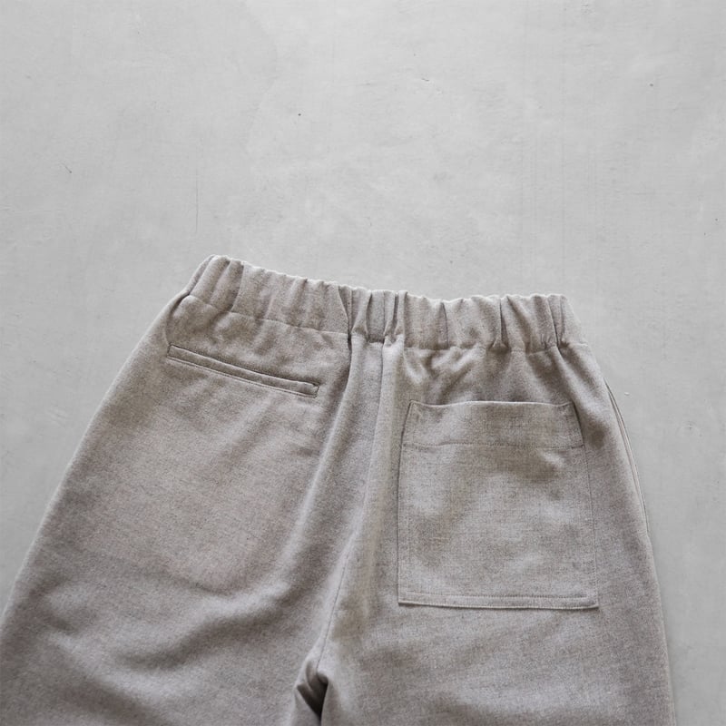 HUIS×尾州”ウールトロイージープレーンパンツ（ミルクティ