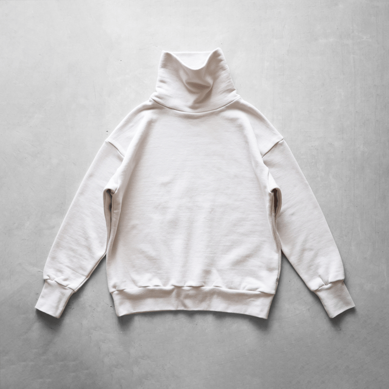 HUIS in house］SUVINスウェットタートルプルオーバー（ホワイトグレー