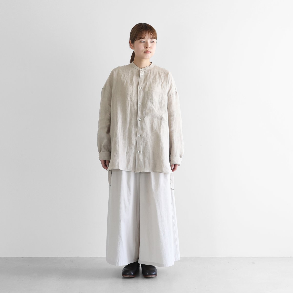 シャトルリネンバンドカラーオーバーシャツ（きなり）【ユニセックス