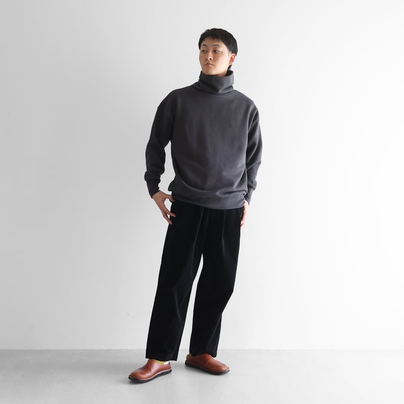 HUIS in house］SUVINスウェットタートルプルオーバー（ダークグレー