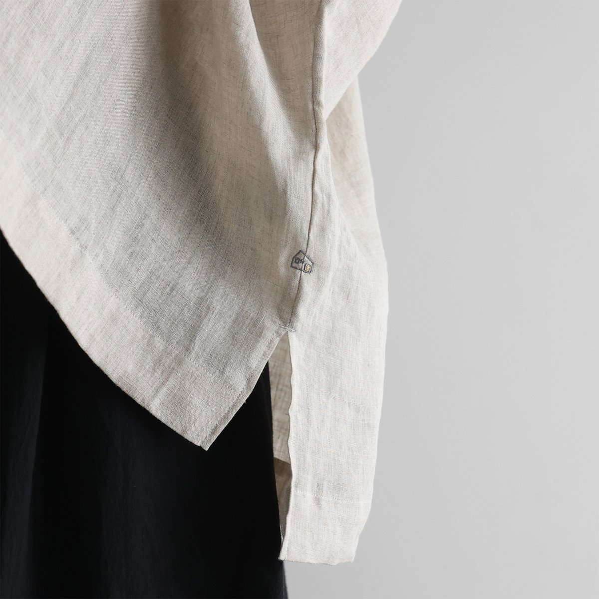 ８月中大幅値引き❗️HUIS完売黒シャトルリネンバッグボタン半袖ブラウスU615 シャトルリネンバッグボタン2way半袖ブラウス U615をリリース