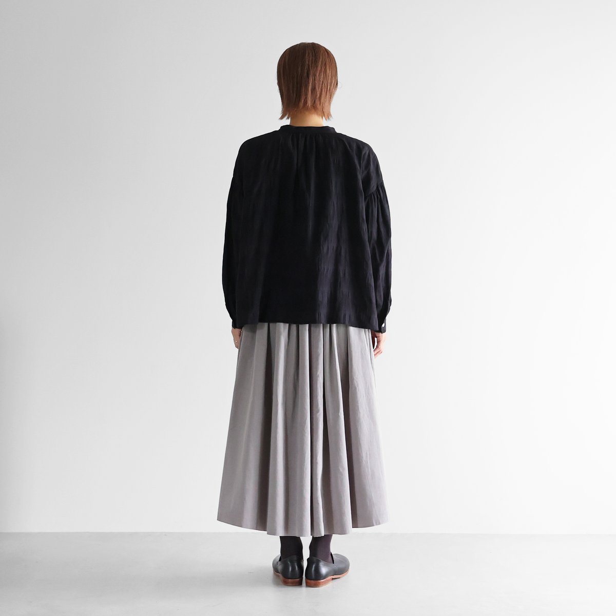 柄二重織シャトルジャガードバルーンスリーブワイドブラウス（ブラック