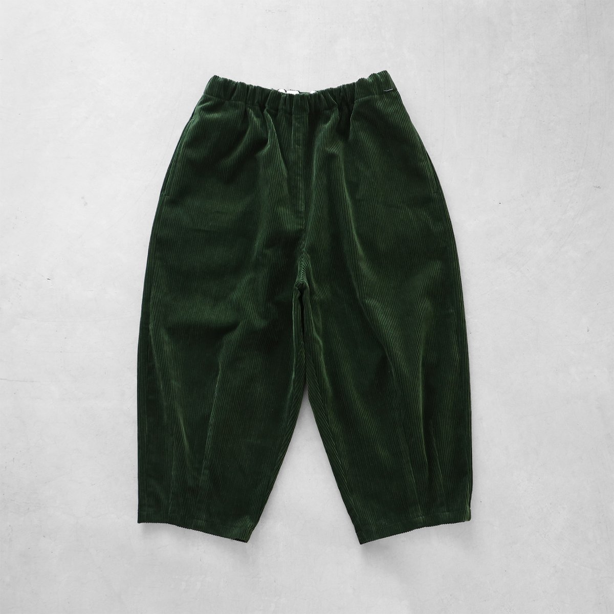 シャトルコーデュロイバルーンパンツ（太畝・エバーグリーン）【ユニ