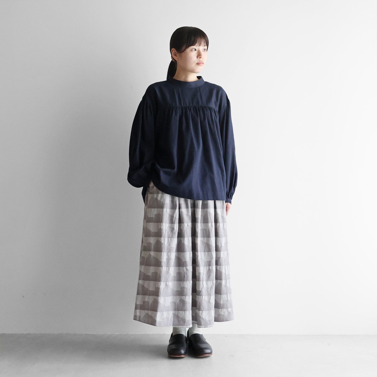 専用JQ12★鑑別カード発行 最長発送納期9/18-9/20 先染め朱子織シャトルジャガードロングスカート（ライトグレー