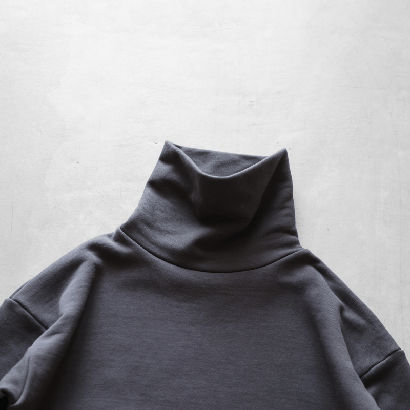HUIS in house］SUVINスウェットタートルプルオーバー（ダークグレー