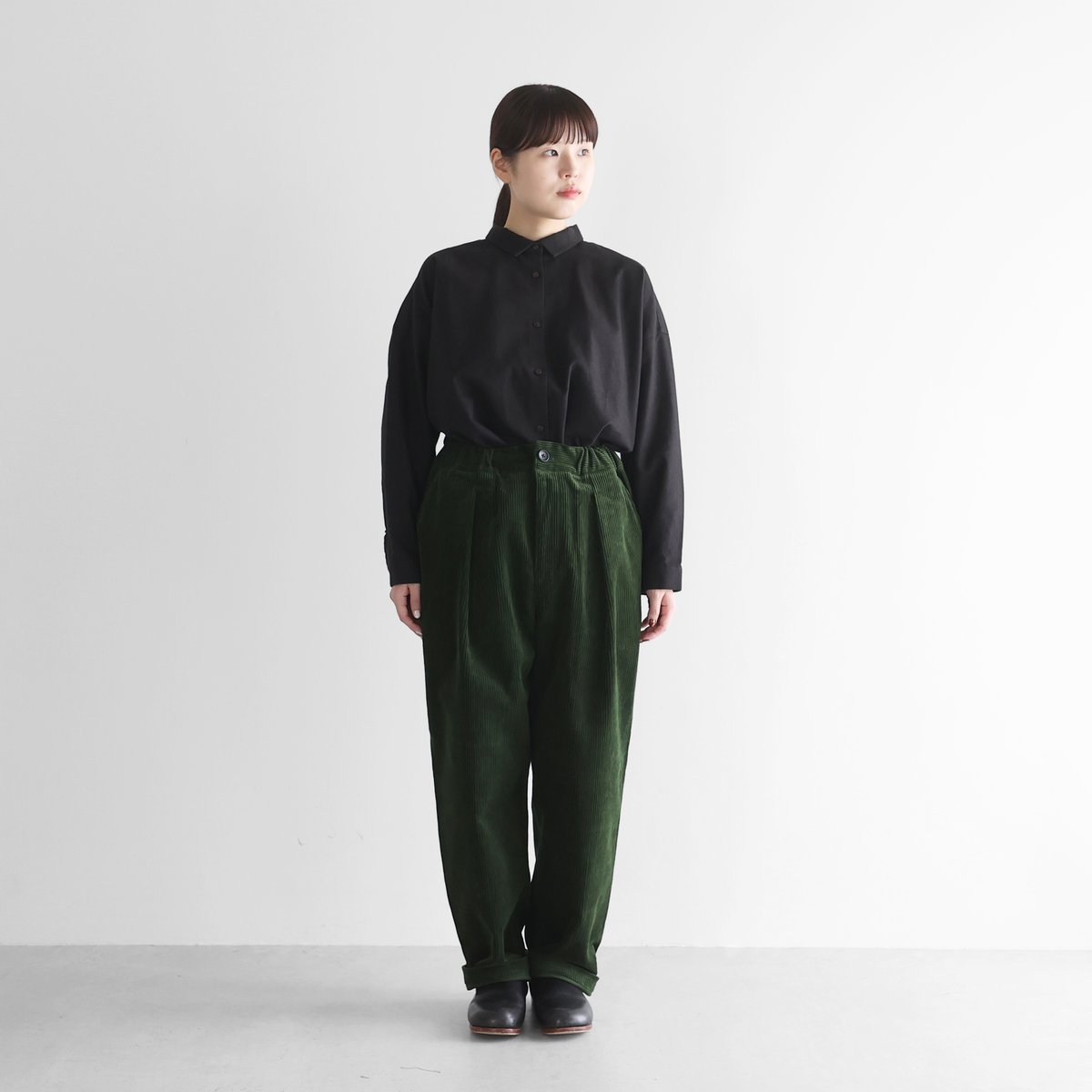 シャトルコーデュロイセミワイドパンツ（太畝・エバーグリーン）【ユニ