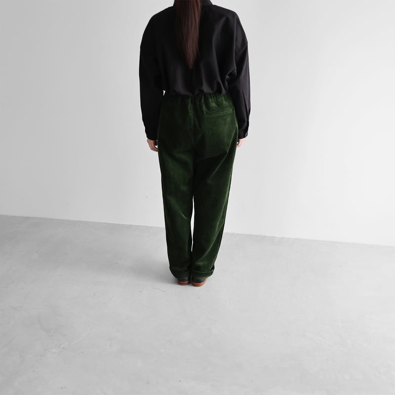 シャトルコーデュロイセミワイドパンツ（太畝・エバーグリーン）【ユニ