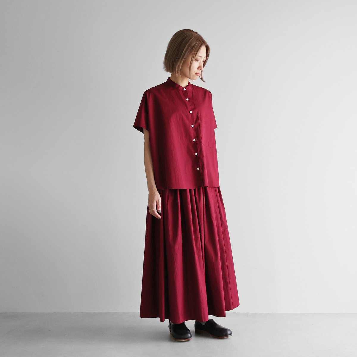 ギザコットンブロードバンドカラー半袖ワイドブラウス （ザクロ）【HUIS. 】 ギザコットンブロードバンドカラー半袖ワイドブラウス （ザクロ