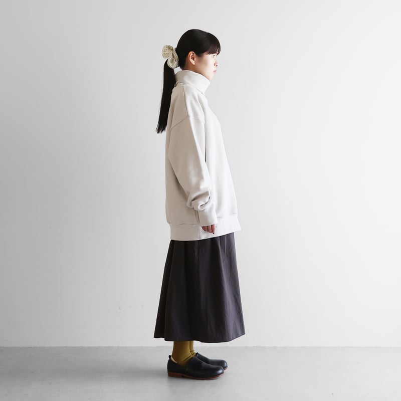HUIS in house］SUVINスウェットタートルプルオーバー（ホワイトグレー