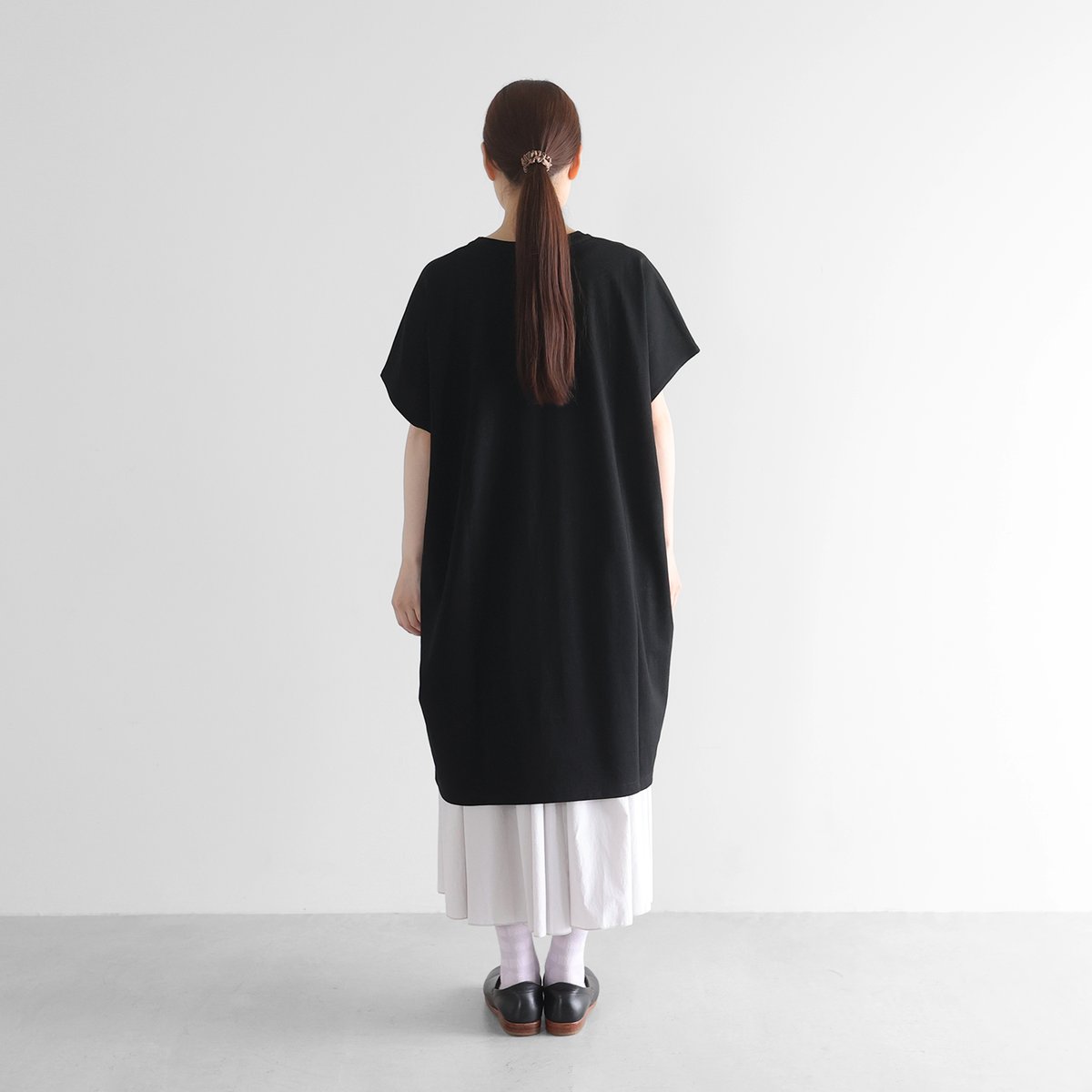 HUIS in house］綿麻天竺半袖Vネックワンピース（ブラック）【レディス