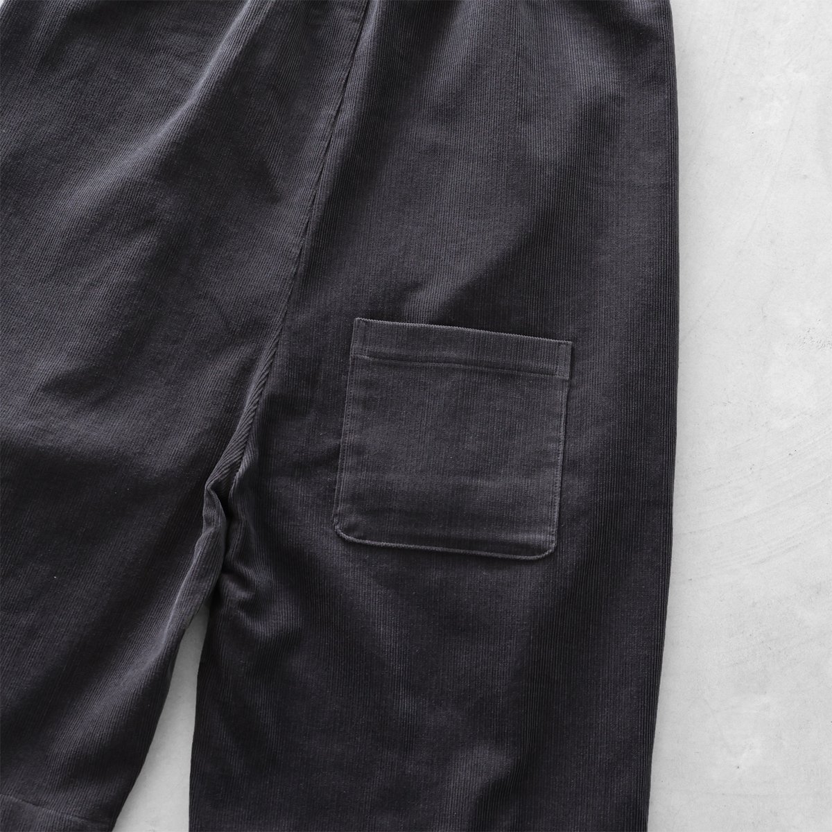 シャトルコーデュロイ8分丈パンツ（細畝・ダークグレー）【ユニ