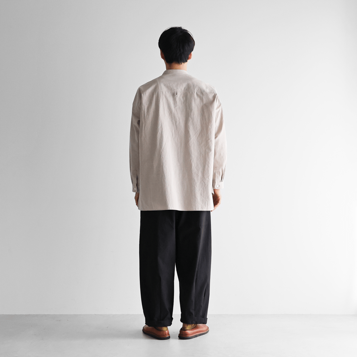 ギザコットンヘンプバンドカラーオーバーシャツ（ナチュラルグレー