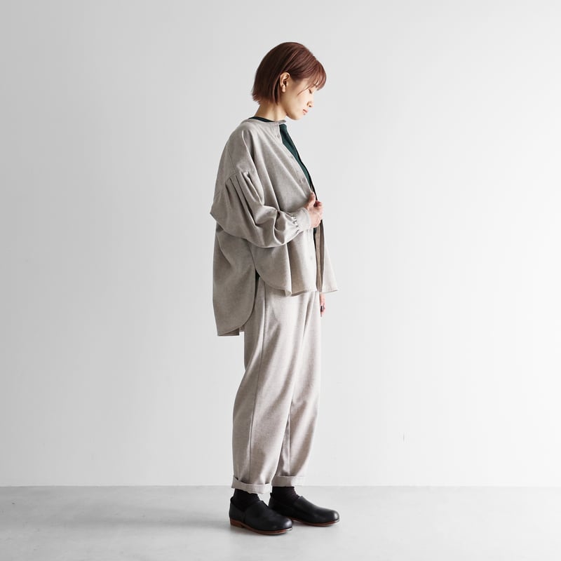 HUIS×尾州”ウールトロイージープレーンパンツ（ミルクティ