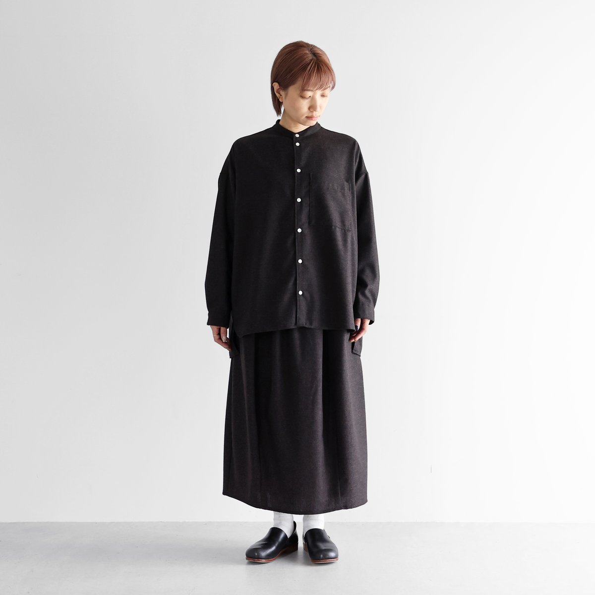 美品 【HUIS.】HUIS×尾州” ウールトロバンドカラーオーバーシャツ 黒 HUIS.】015 “HUIS×尾州”ウールトロバンドカラーオーバーシャツ