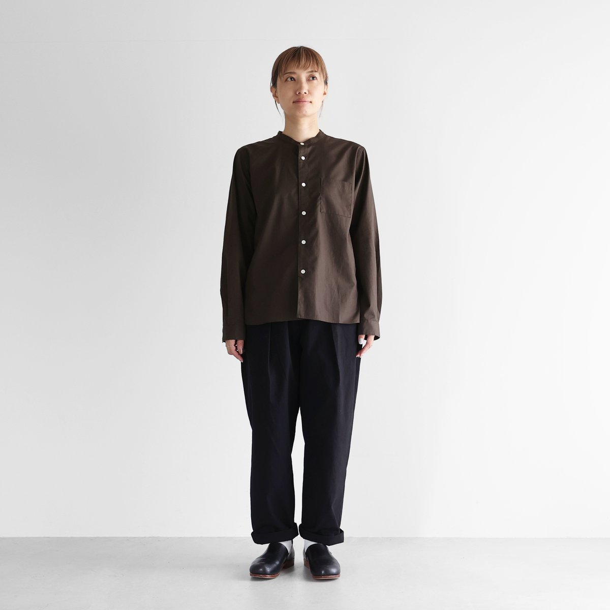 ギザコットンブロードバンドカラーシャツ（アースブラウングレー
