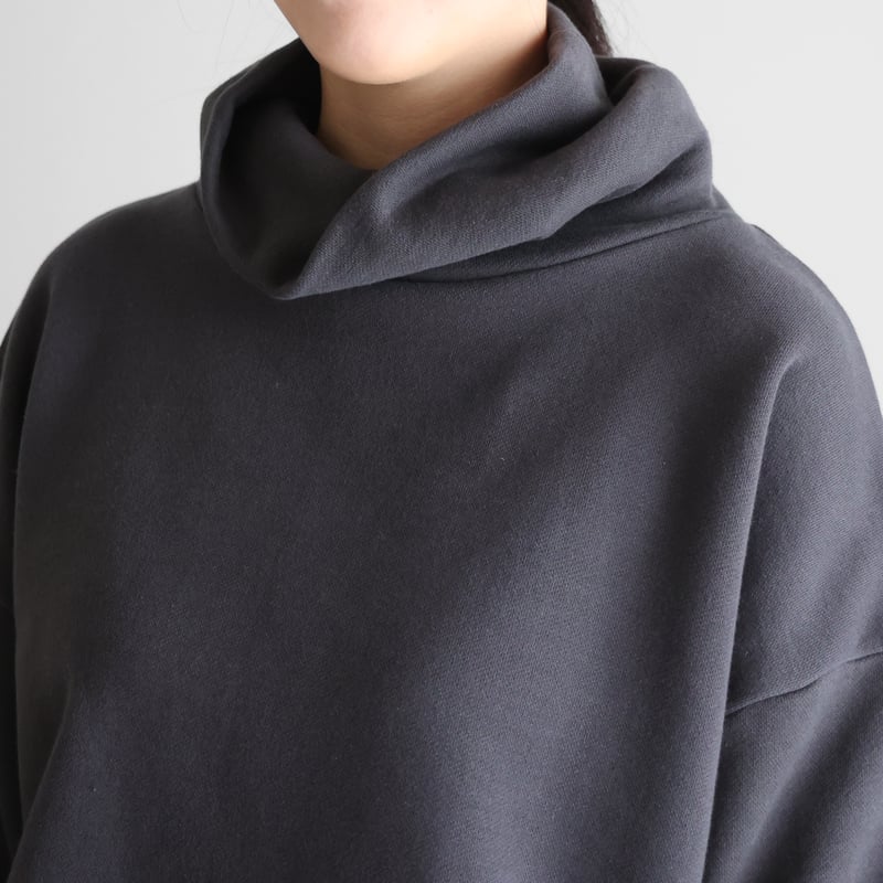 HUIS in house］SUVINスウェットタートルプルオーバー（ダークグレー