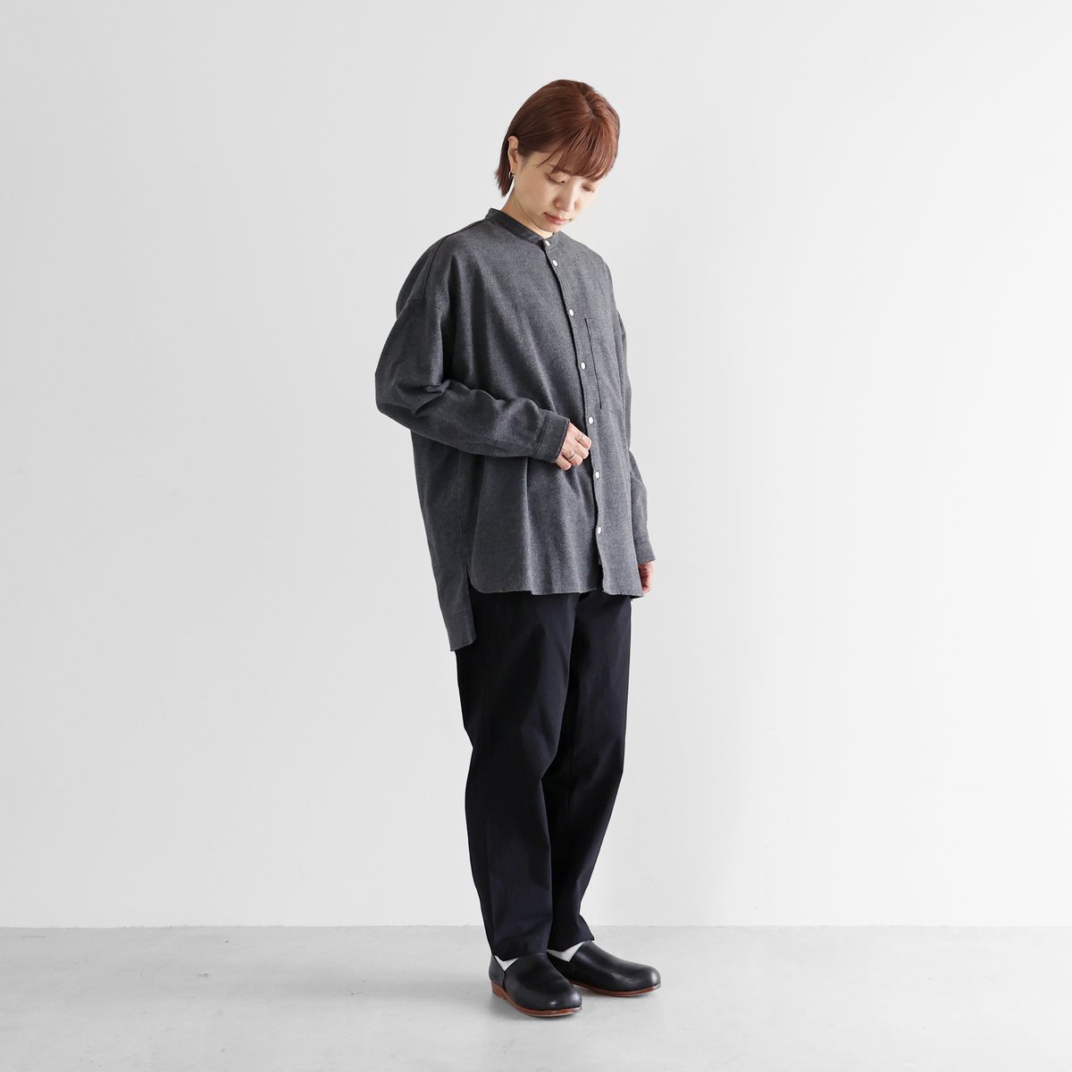 ヤクウール綾ネルバンドカラーオーバーシャツ（ダークグレー）【ユニ