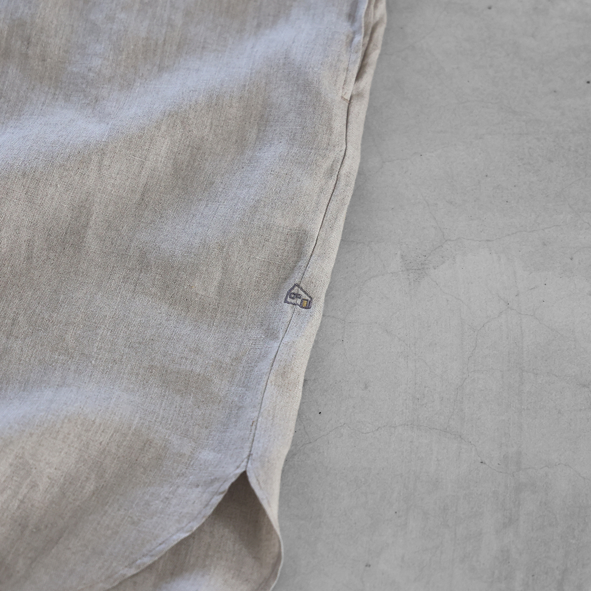 シャトルリネンロングシャツ（きなり）【ユニセックス】004 | HUIS  