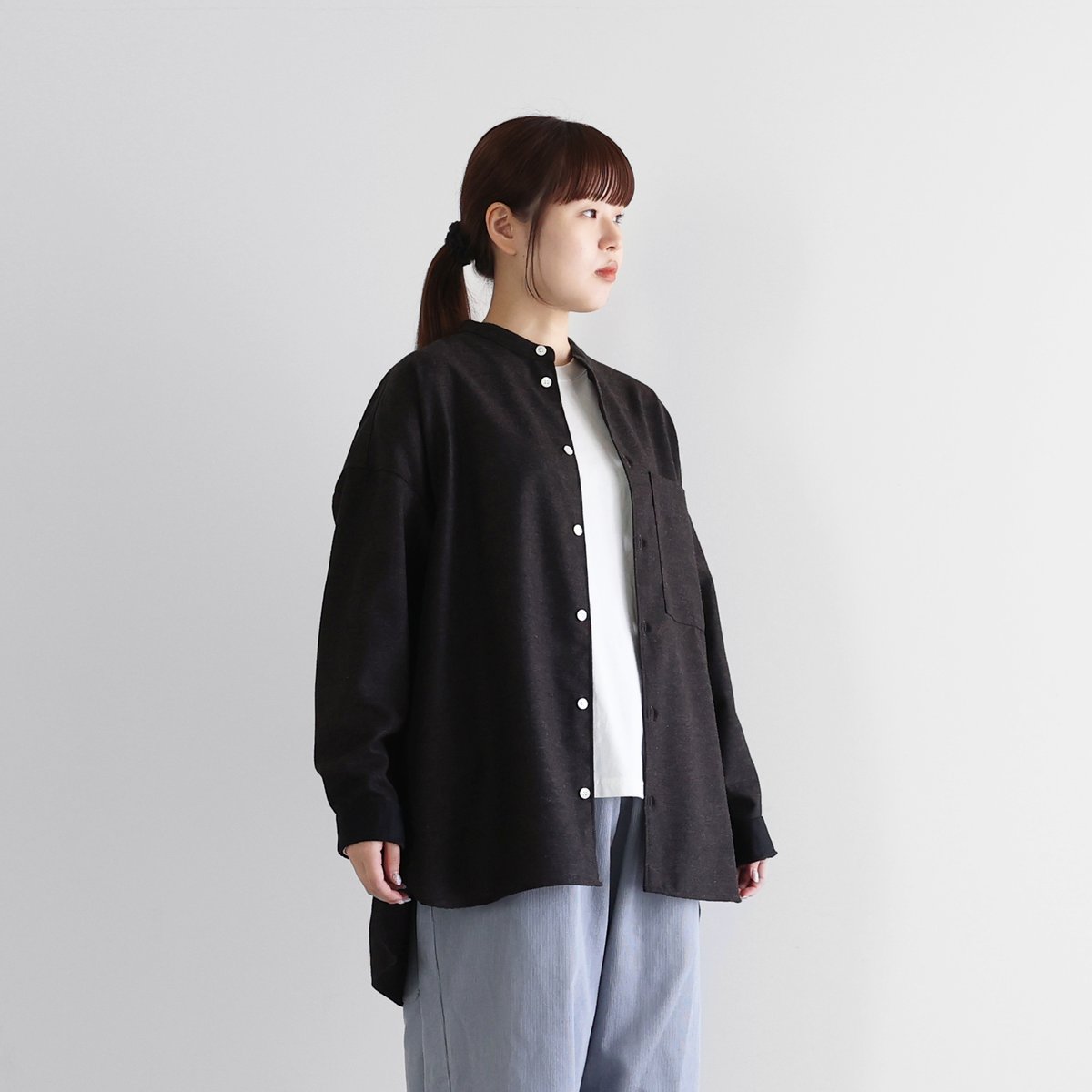 【HUIS.】“HUIS×尾州”ウールトロバンドカラーオーバーシャツブラック タグ付きHUIS×尾州”ウールトロバンドカラーオーバーシャツユニ