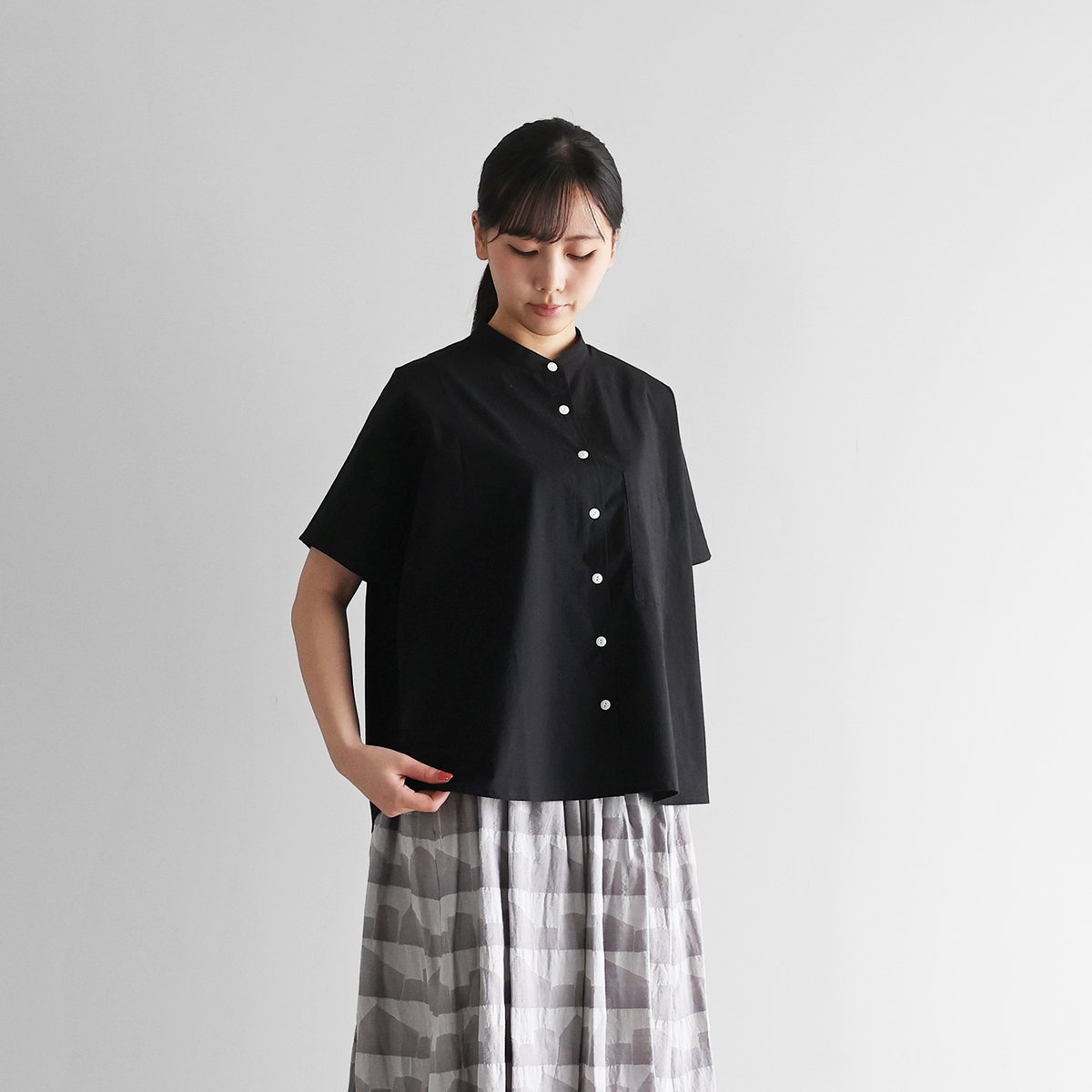 HUIS. 遠州織物オーガニックコットンバンドカラー半袖ブラウス 白U110 オーガニックコットンバンドカラー半袖ワイドブラウス （ブラック