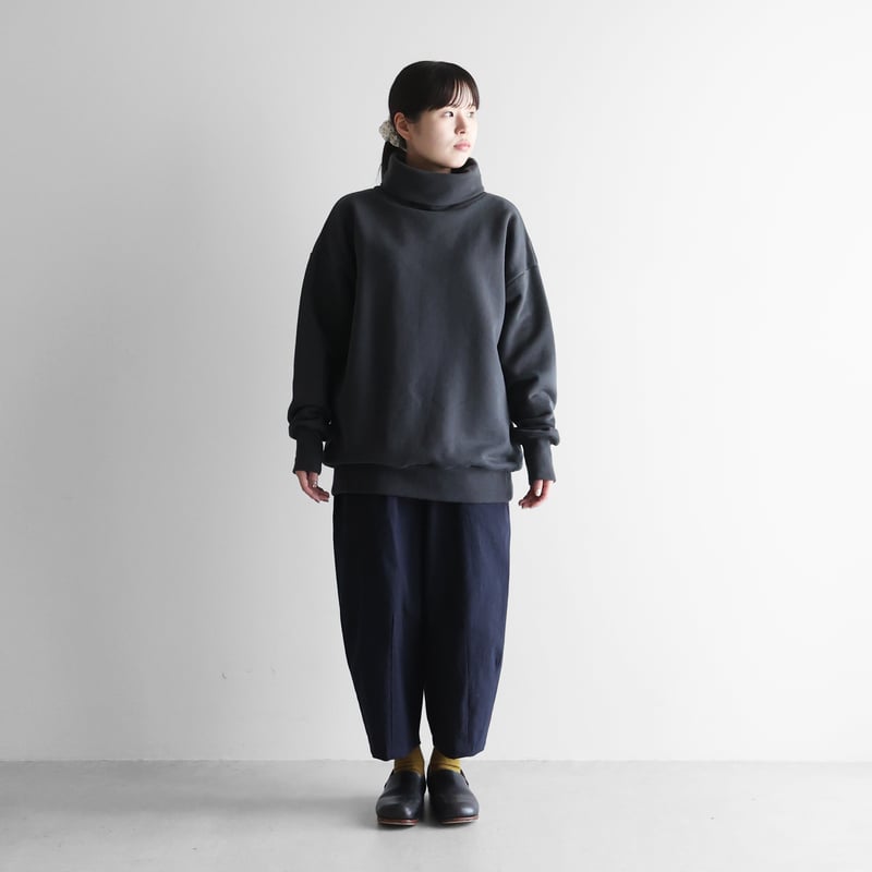 HUIS in house］SUVINスウェットタートルプルオーバー（ダークグレー