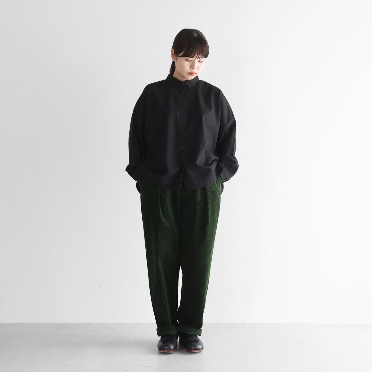シャトルコーデュロイセミワイドパンツ（太畝・エバーグリーン）【ユニ