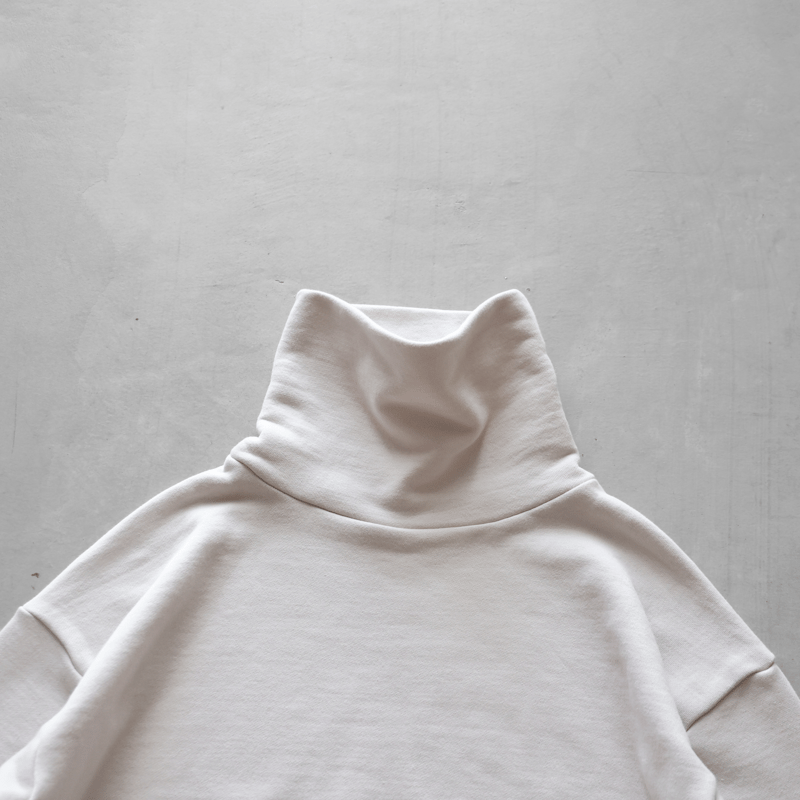 HUIS in house］SUVINスウェットタートルプルオーバー（ホワイトグレー