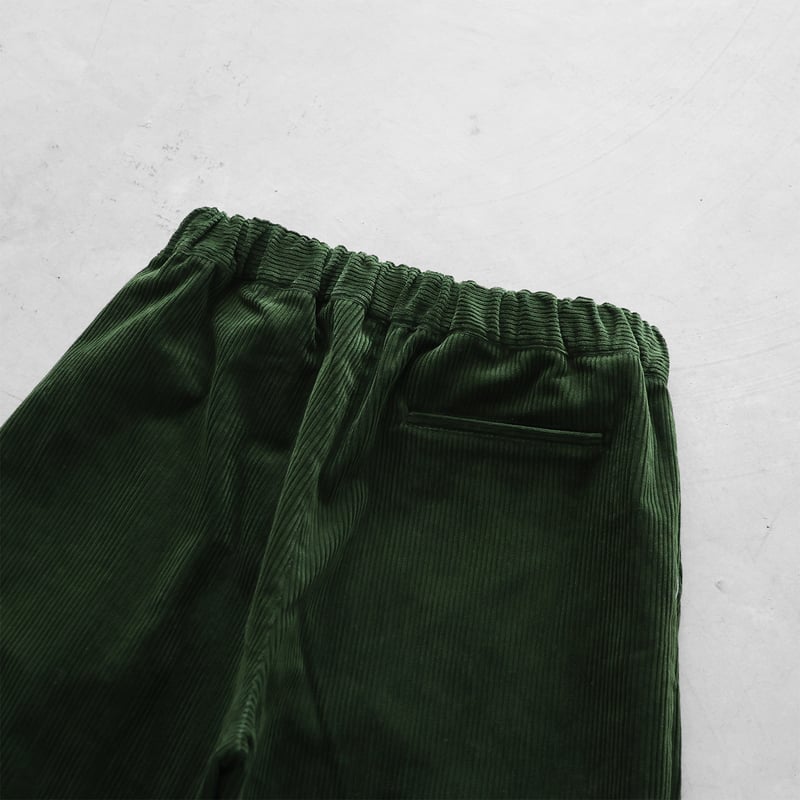シャトルコーデュロイセミワイドパンツ（太畝・エバーグリーン）【ユニ