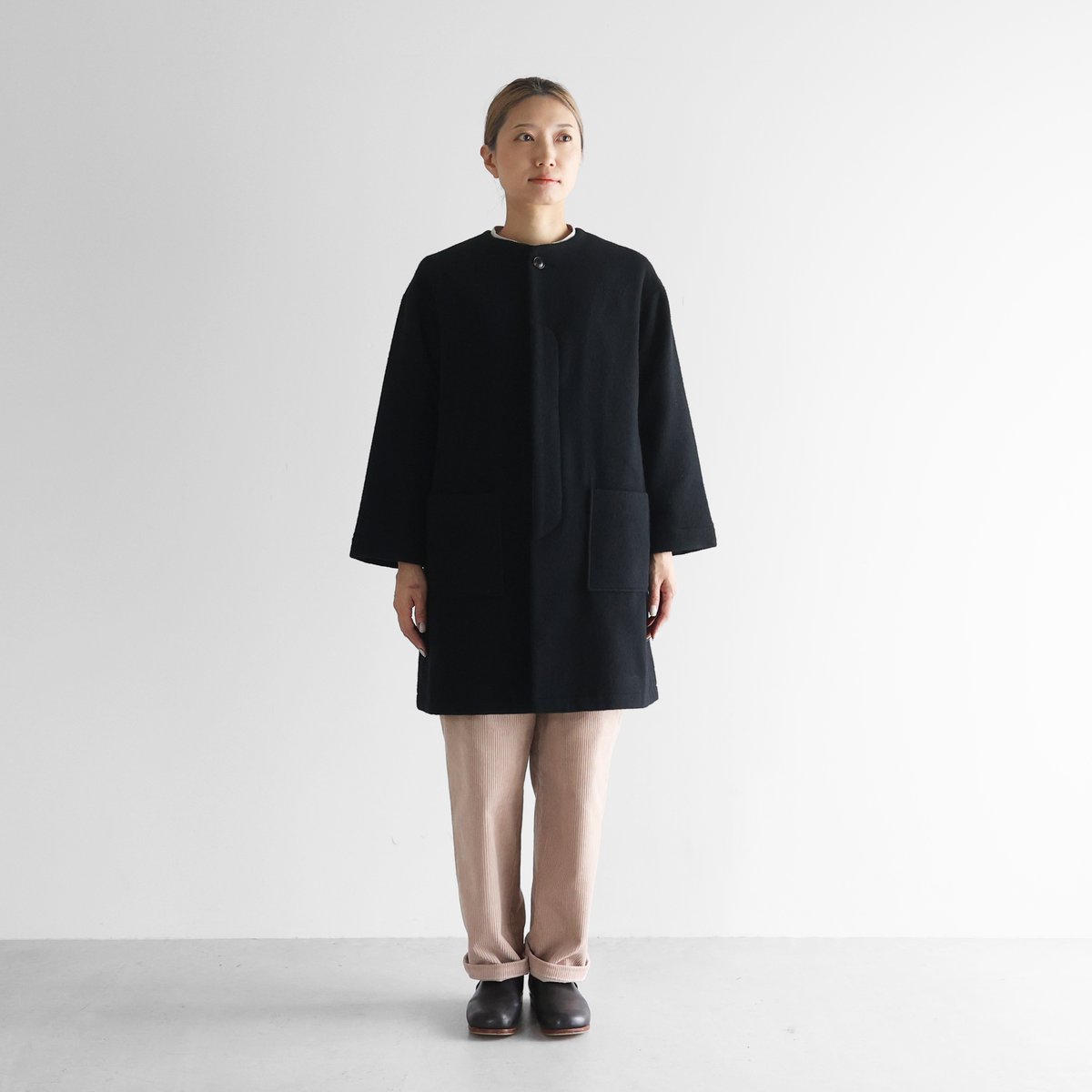 HUIS×尾州”縮絨ウールフランネルノーカラーミドルコート（ブラック