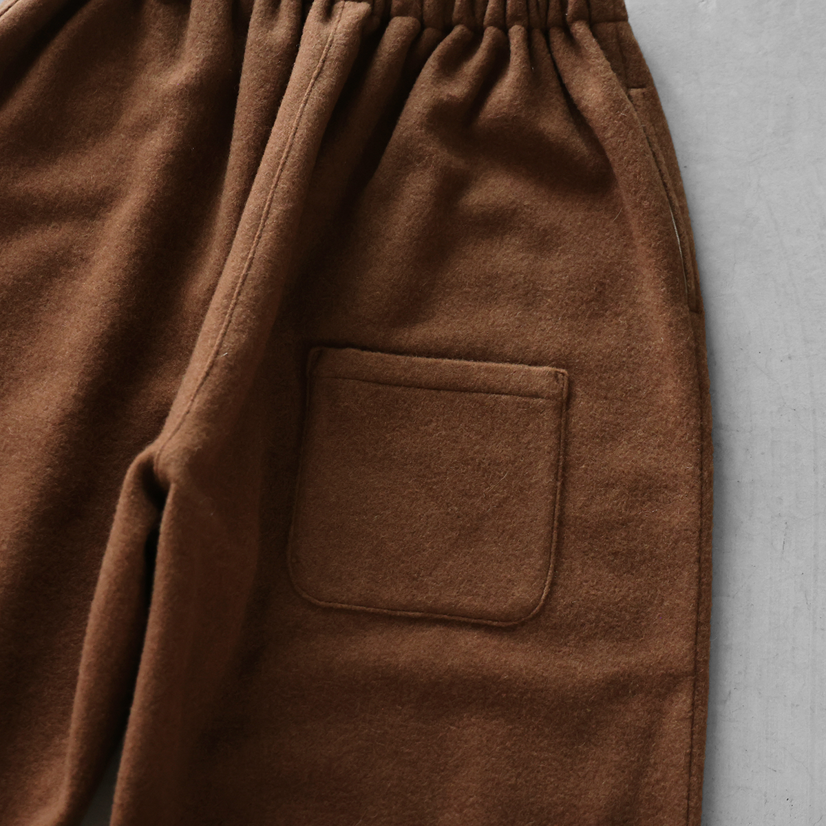 HUIS×尾州”縮絨ウールフランネルバルーンパンツ（ブラウン）【ユニ