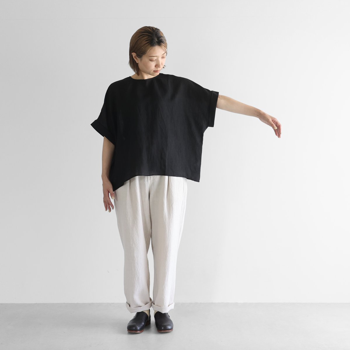 ８月中大幅値引き❗️HUIS完売黒シャトルリネンバッグボタン半袖ブラウスU615 8月中大幅値引き❗️HUIS完売黒シャトルリネンバッグボタン半袖