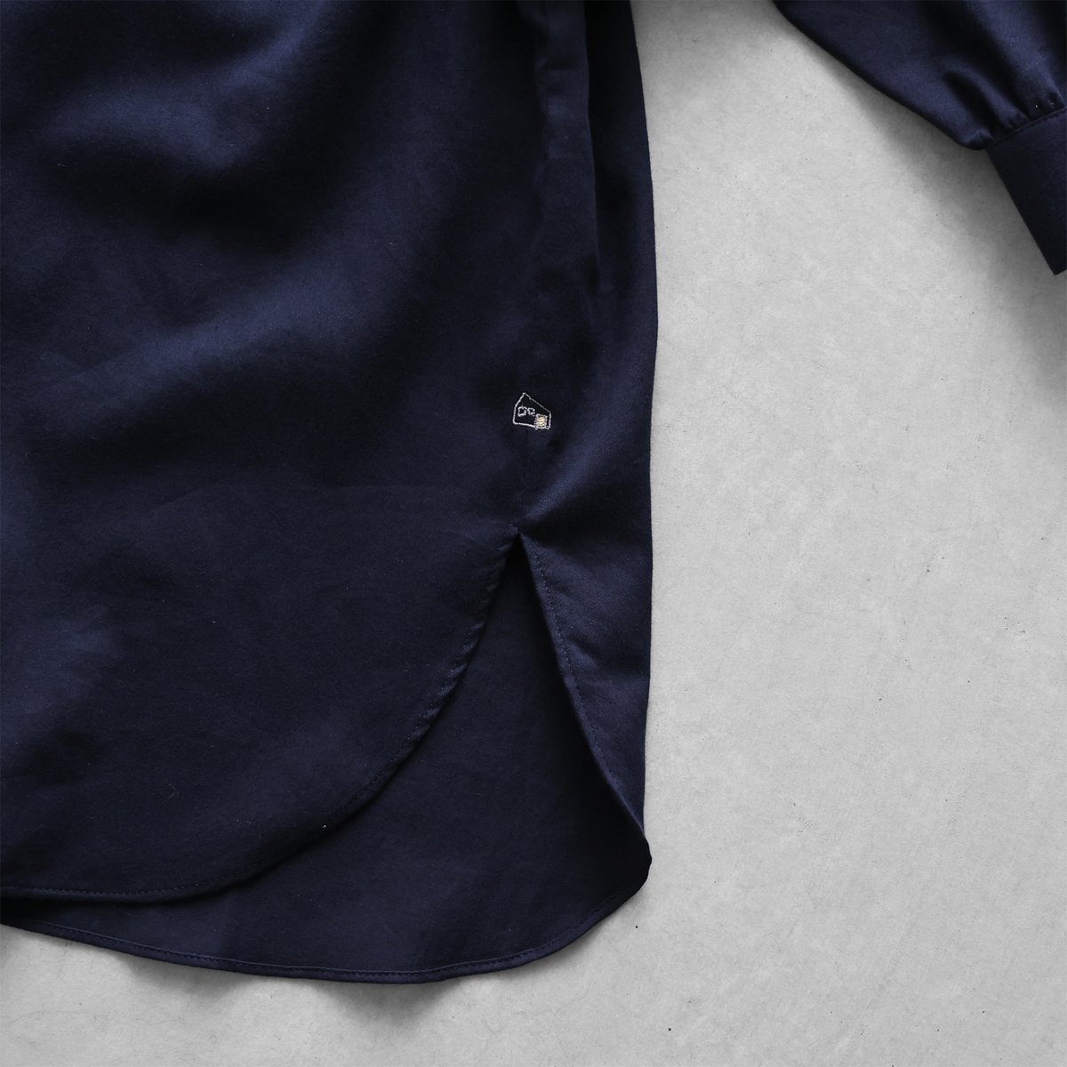 やわらかサテンバルーンスリーブブラウス（ダークネイビー）【レディス  