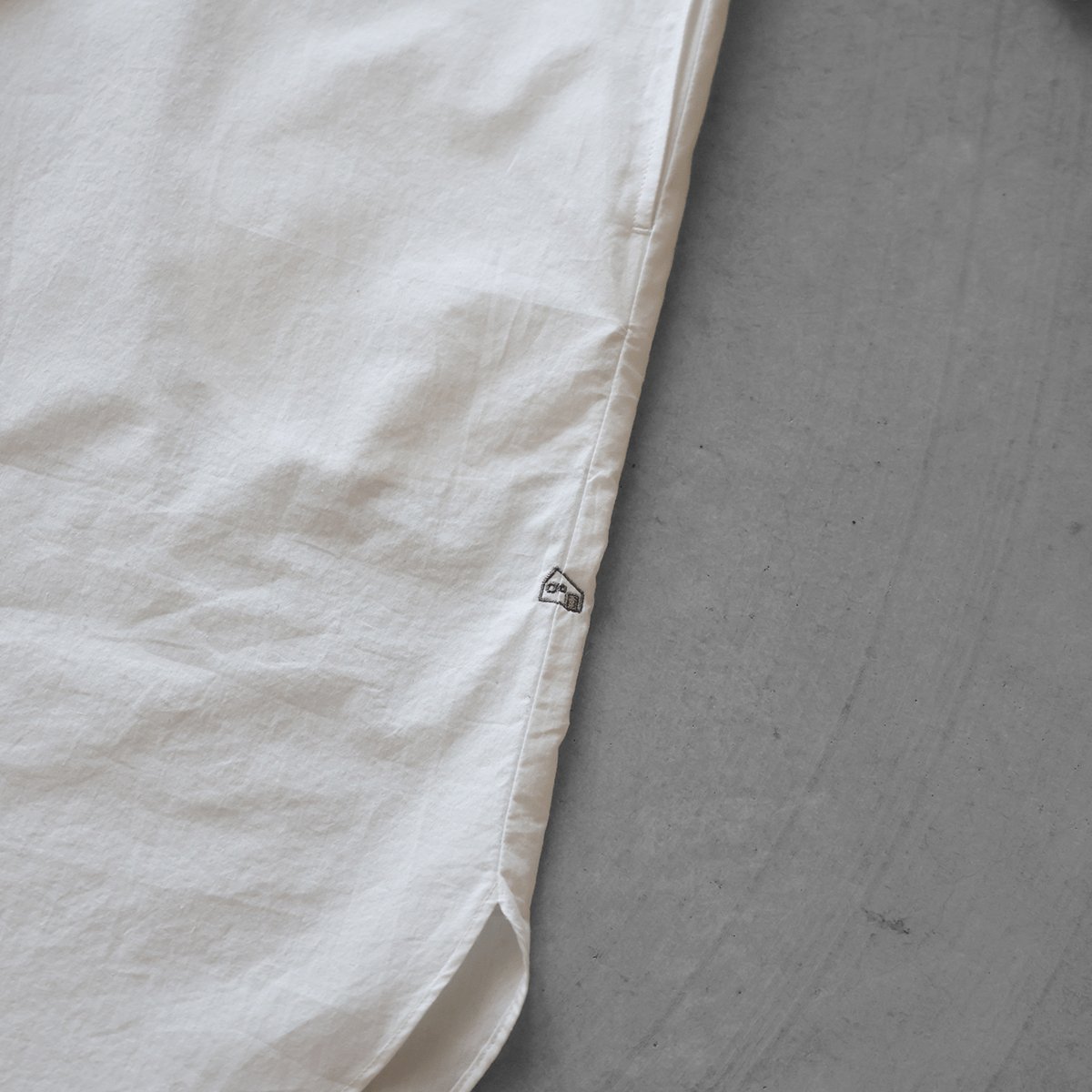 オーガニックコットン刺繍ロングシャツ（白）【ユニセックス】004EM