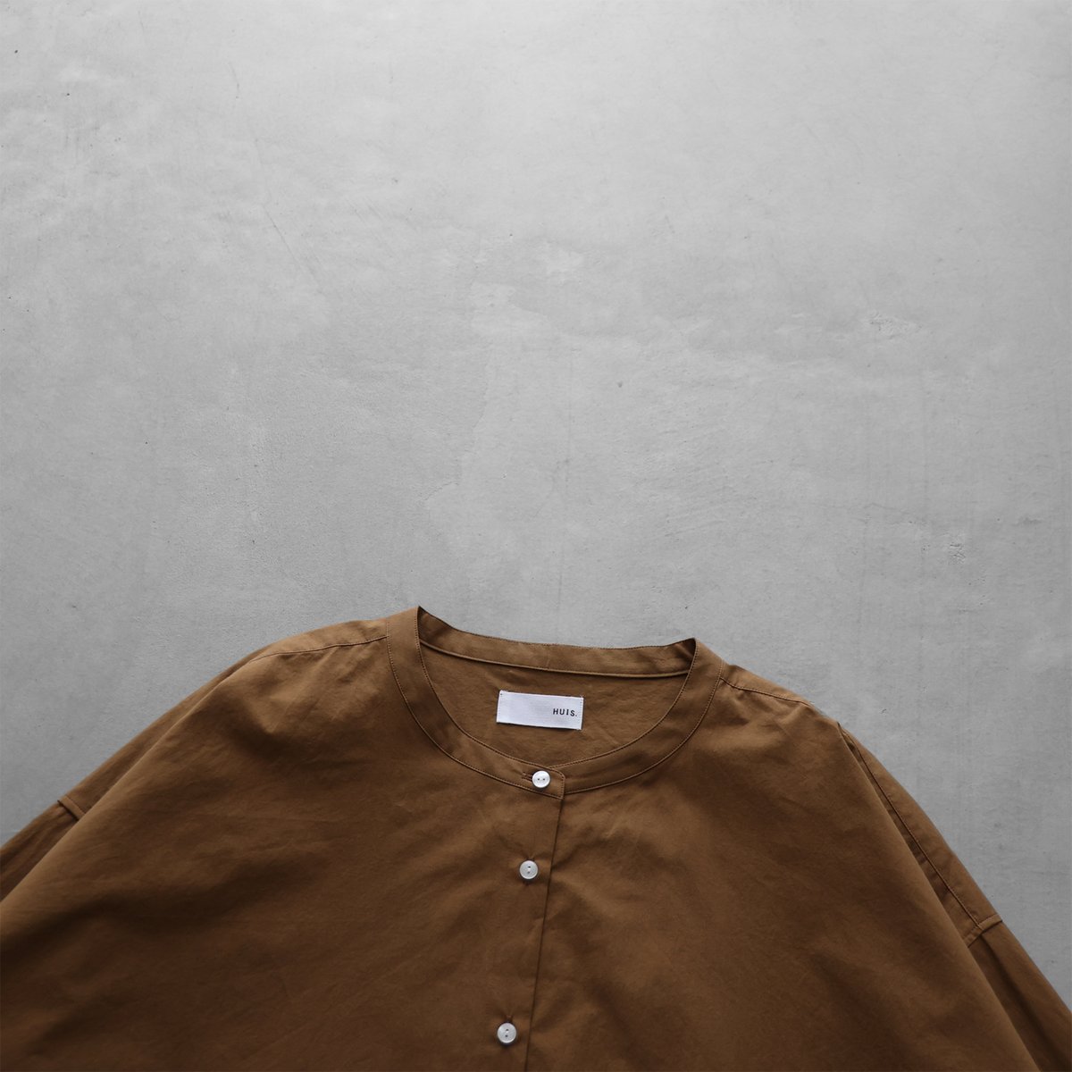 オーガニックコットンバンドカラーワイドブラウス（キャメル