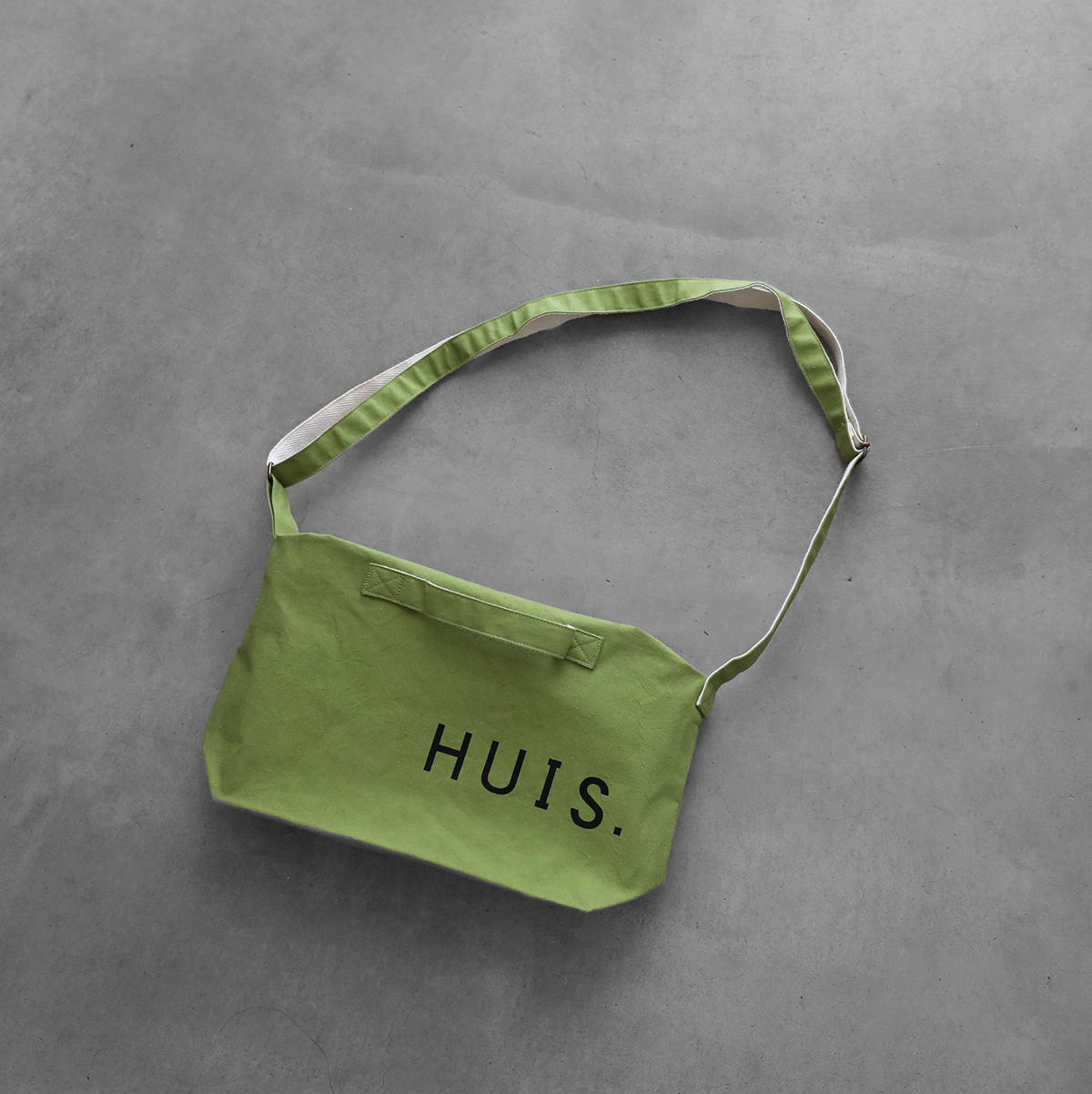 パパス　オリーブグリーン フラップ付きショルダーバッグ オリーブグリーン フラップショルダーバッグ