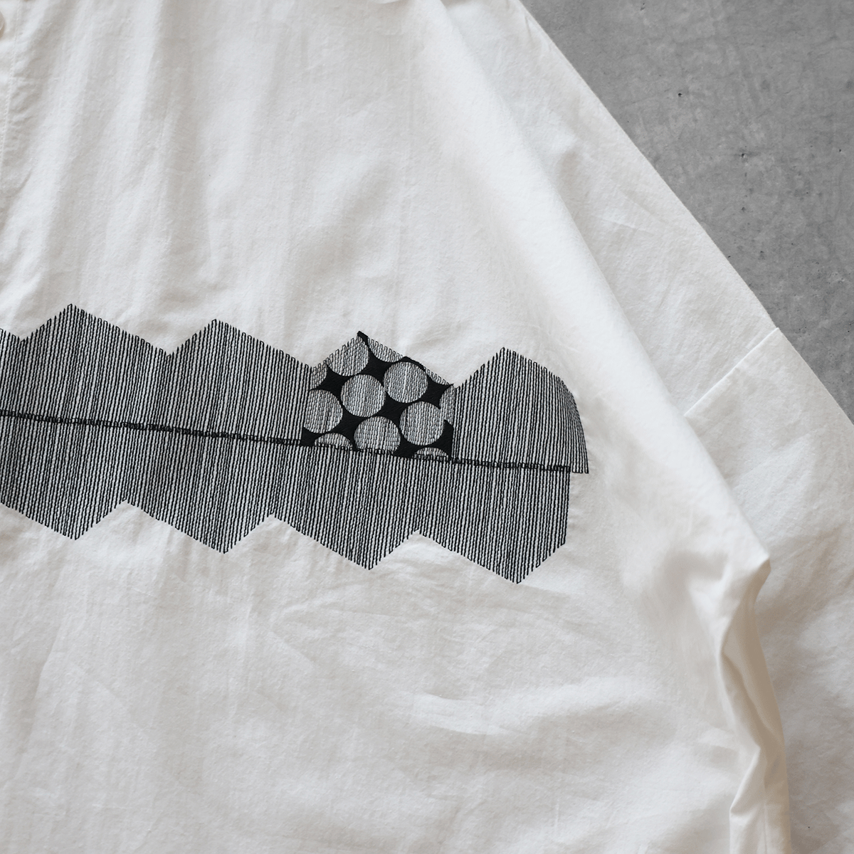 オーガニックコットン刺繍ロングシャツ（白）【ユニセックス】004EM