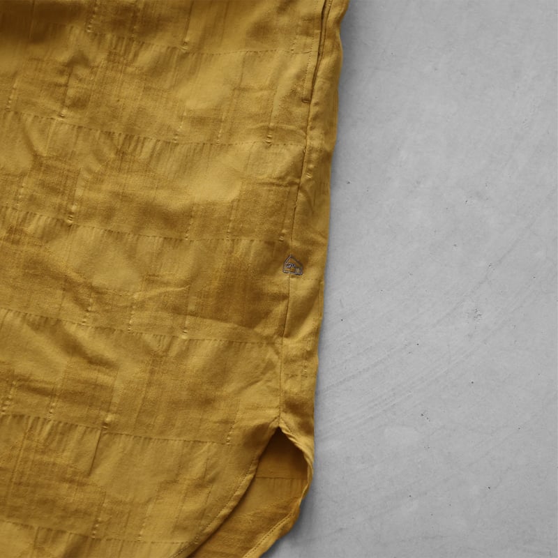 カスタード2 柄二重織シャトルジャガードロングシャツ（マスタード）【ユニ