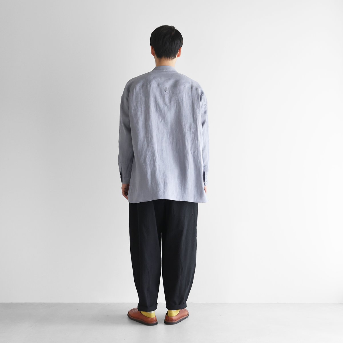 シャトルリネンバンドカラーオーバーシャツ（スチールグレー）【ユニ