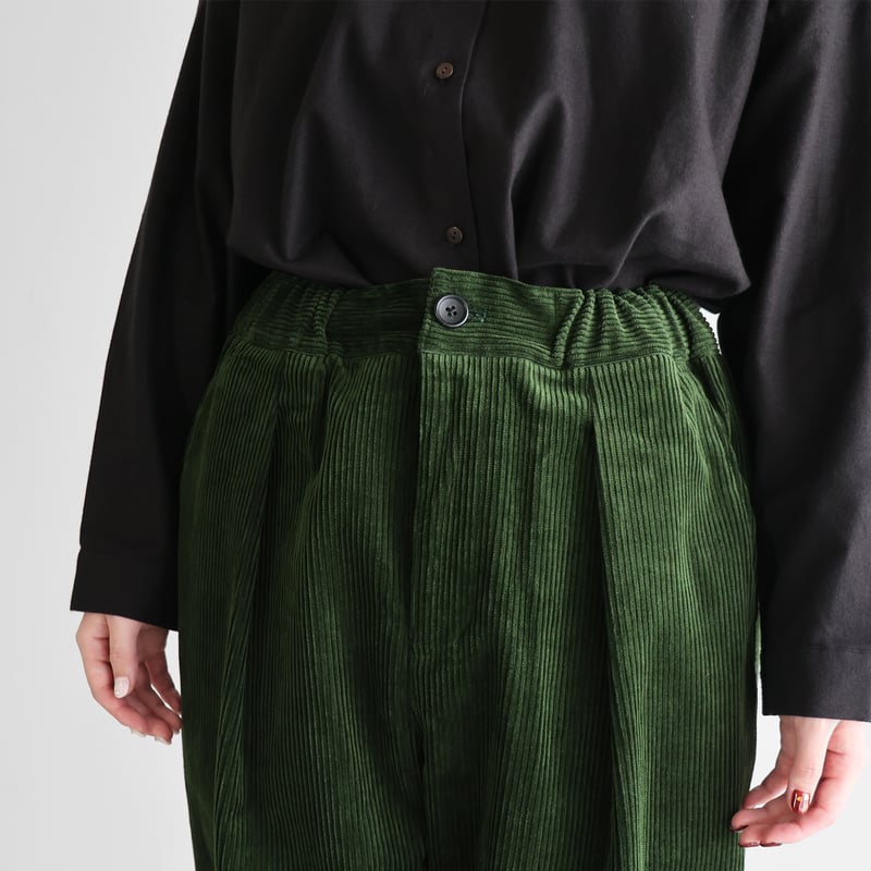シャトルコーデュロイセミワイドパンツ（太畝・エバーグリーン）【ユニ