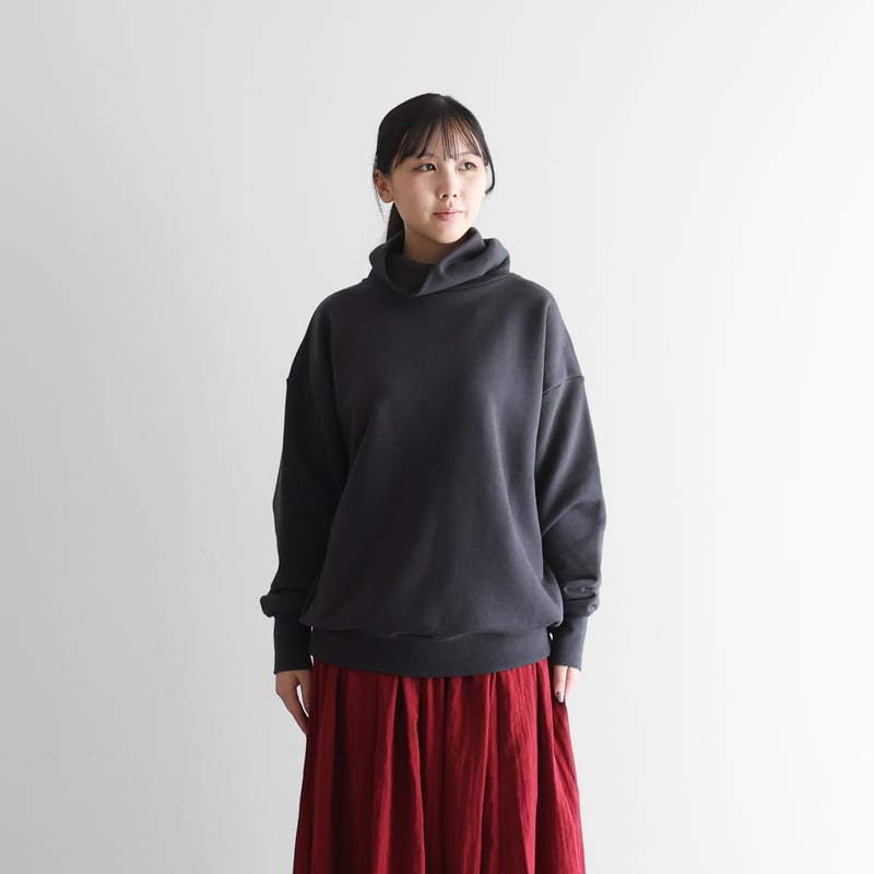 HUIS in house］SUVINスウェットタートルプルオーバー（ダークグレー