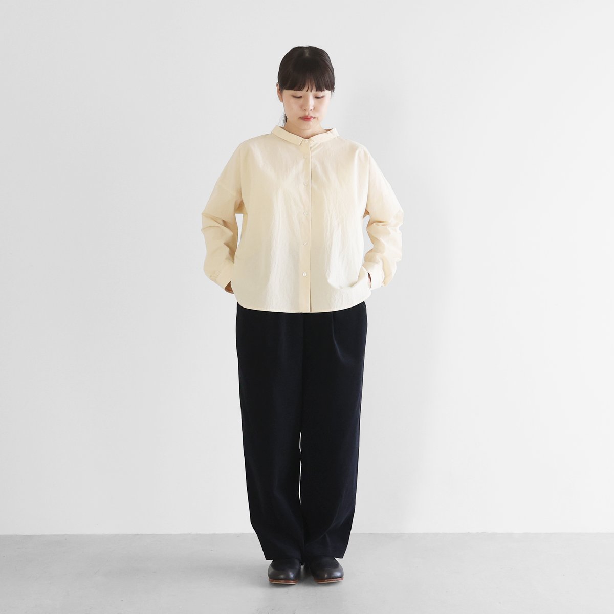 極細畝コーデュロイワイドパンツ（極細畝・ダークネイビー